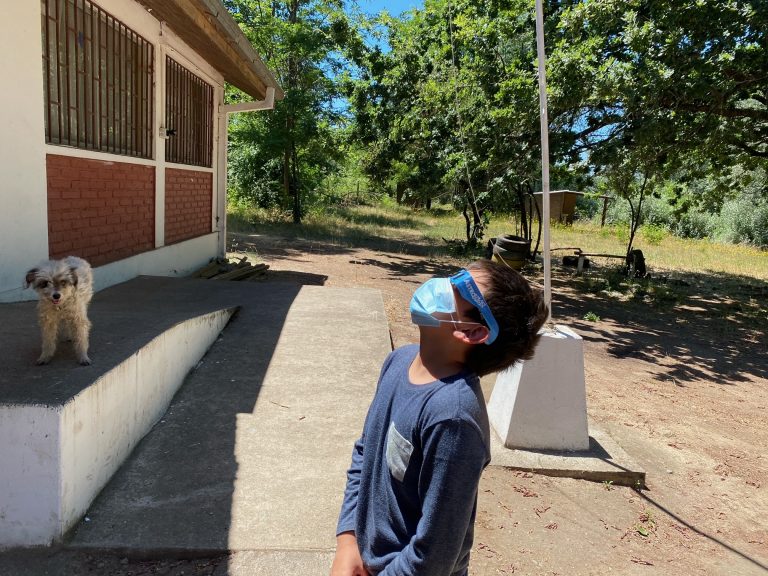 Escuelas rurales del Maule recibieron kits astronómicos para ver el eclipse