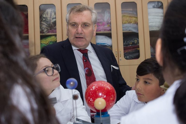 Presidente de CONICYT lanza 1000 Científicos 1000Aulas con charla sobre el universo