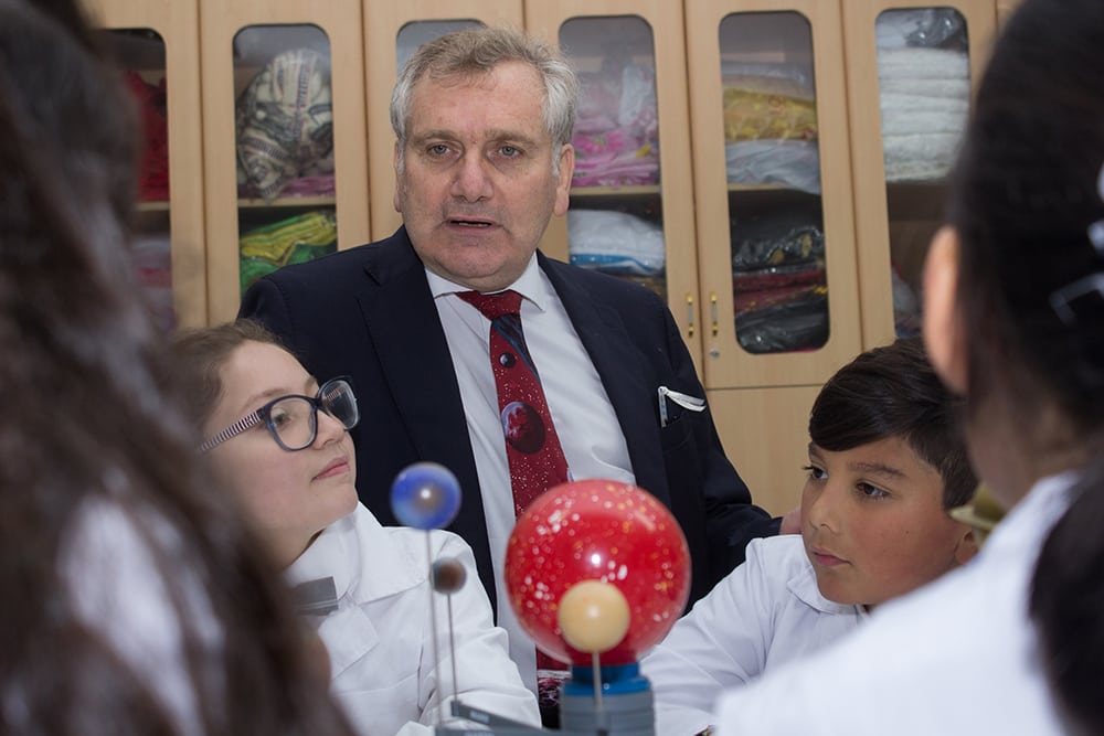 Presidente de CONICYT lanza 1000 Científicos 1000Aulas con charla sobre el universo