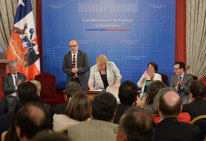 Presidenta firmó Proyecto de Ley que crea Ministerio de Ciencia y Tecnología