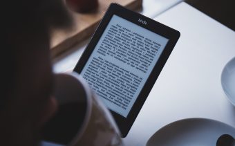 lector digital de libros frente a una persona leyéndolo