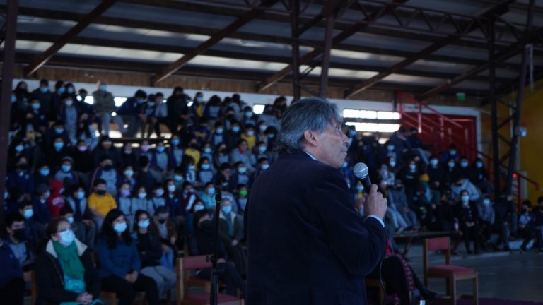 PREMIO NACIONAL EN CIENCIAS VISITÓ “ESCUELA PROYECTO DE FUTURO” EN PAILLACO PARA CELEBRAR EL DÍA DE LA ASTRONOMÍA