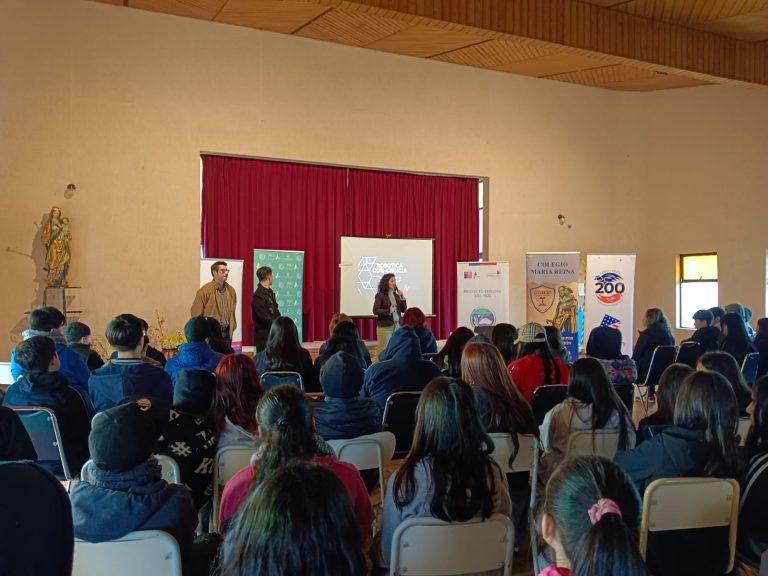Estudiantes del Colegio María Reina fueron parte de entretenida charla sobre robótica junto a CON-CIENCIA