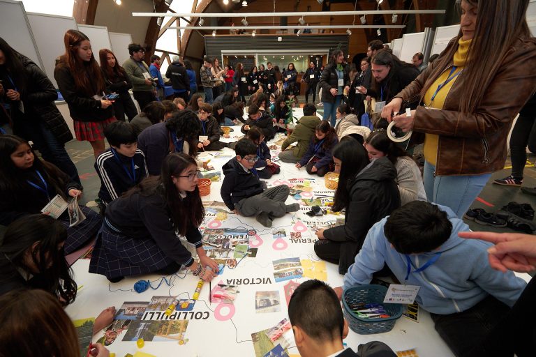 Jornada Interregional Explora 2024: Estudiantes se reunieron en Valdivia en torno a la investigación e innovación escolar