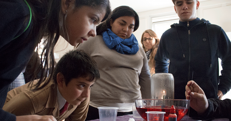 Estudiantes ponen a prueba el método científico