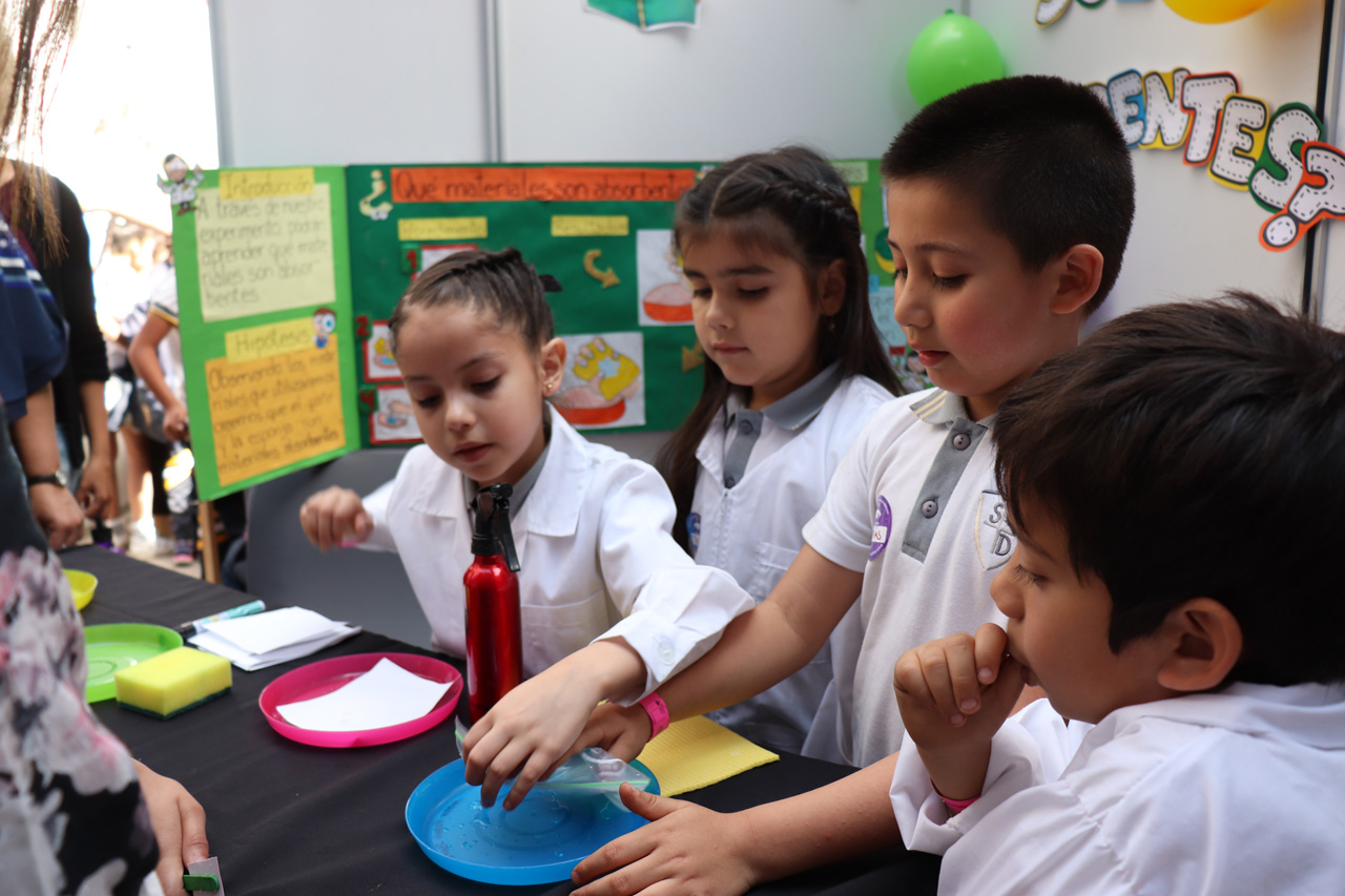 ESTUDIANTES DE PRIMER CICLO BÁSICO PROTAGONIZARON FERIA DE LOS ¿POR QUÉ?
