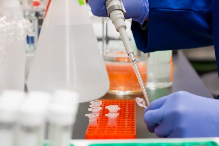 Laboratorios de U.Chile tienen un plan B si se supera la capacitad de diagnostico