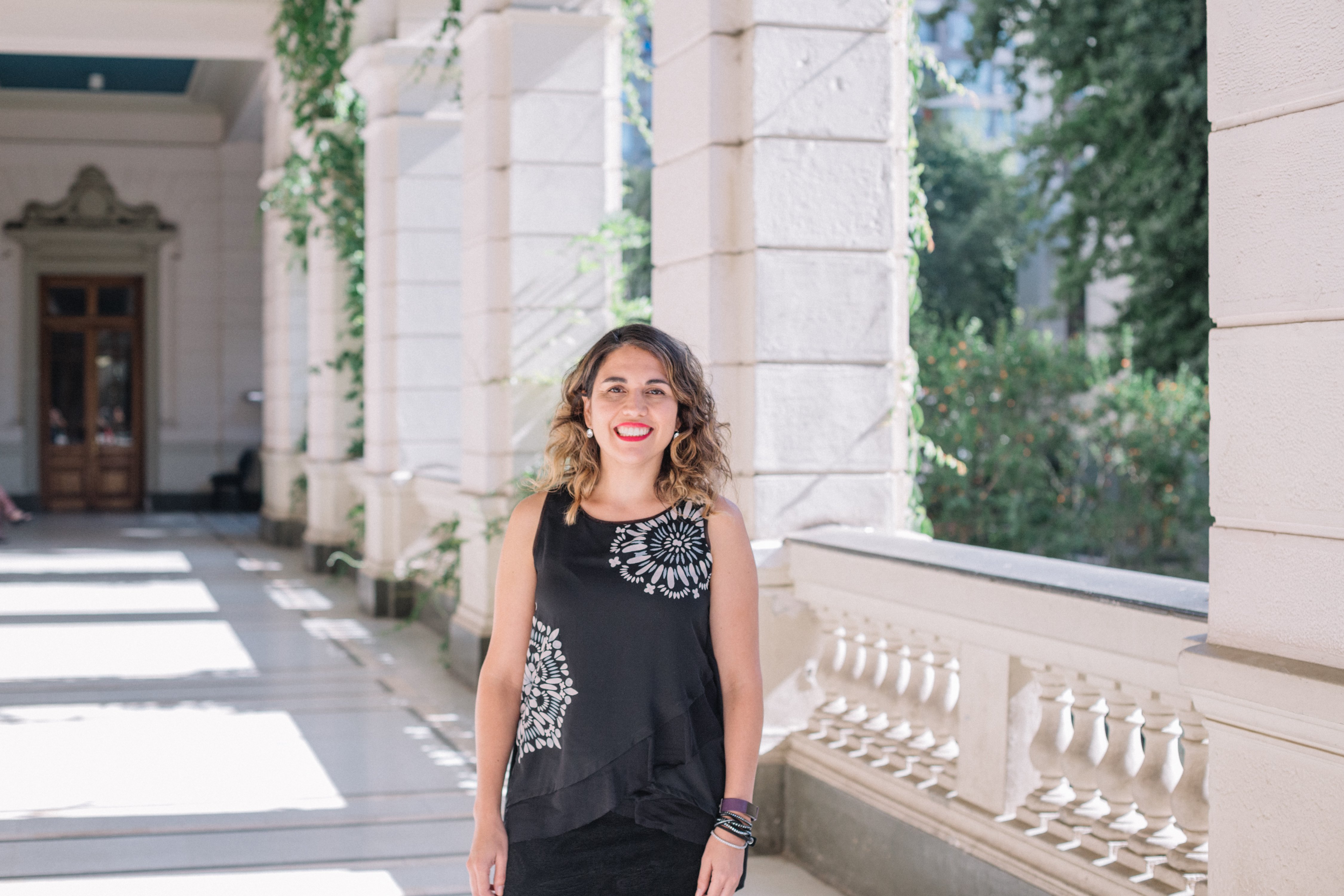 Bárbara Poblete doctora en Computación de la Universidad Pompeu Fabra de Barcelona y actualmente es Académica en el Departamento de Ciencias de Computación de la Escuela de Ingeniería de la Universidad de Chile.