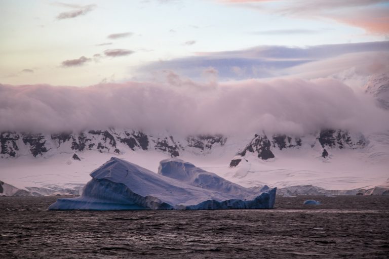 Antártica y Ártico opuestamente complementarias