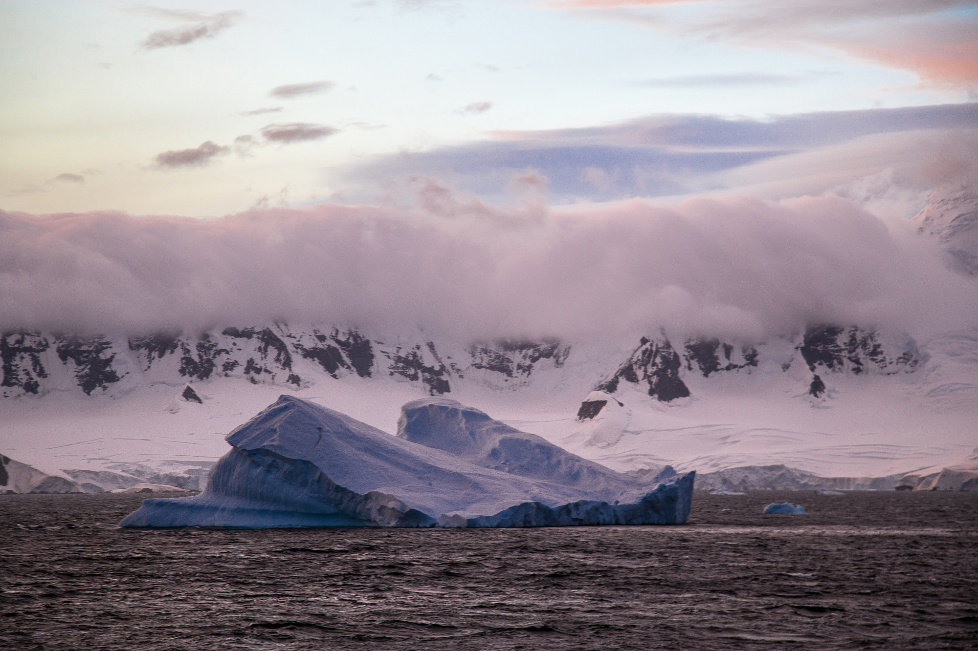 Antártica y Ártico opuestamente complementarias