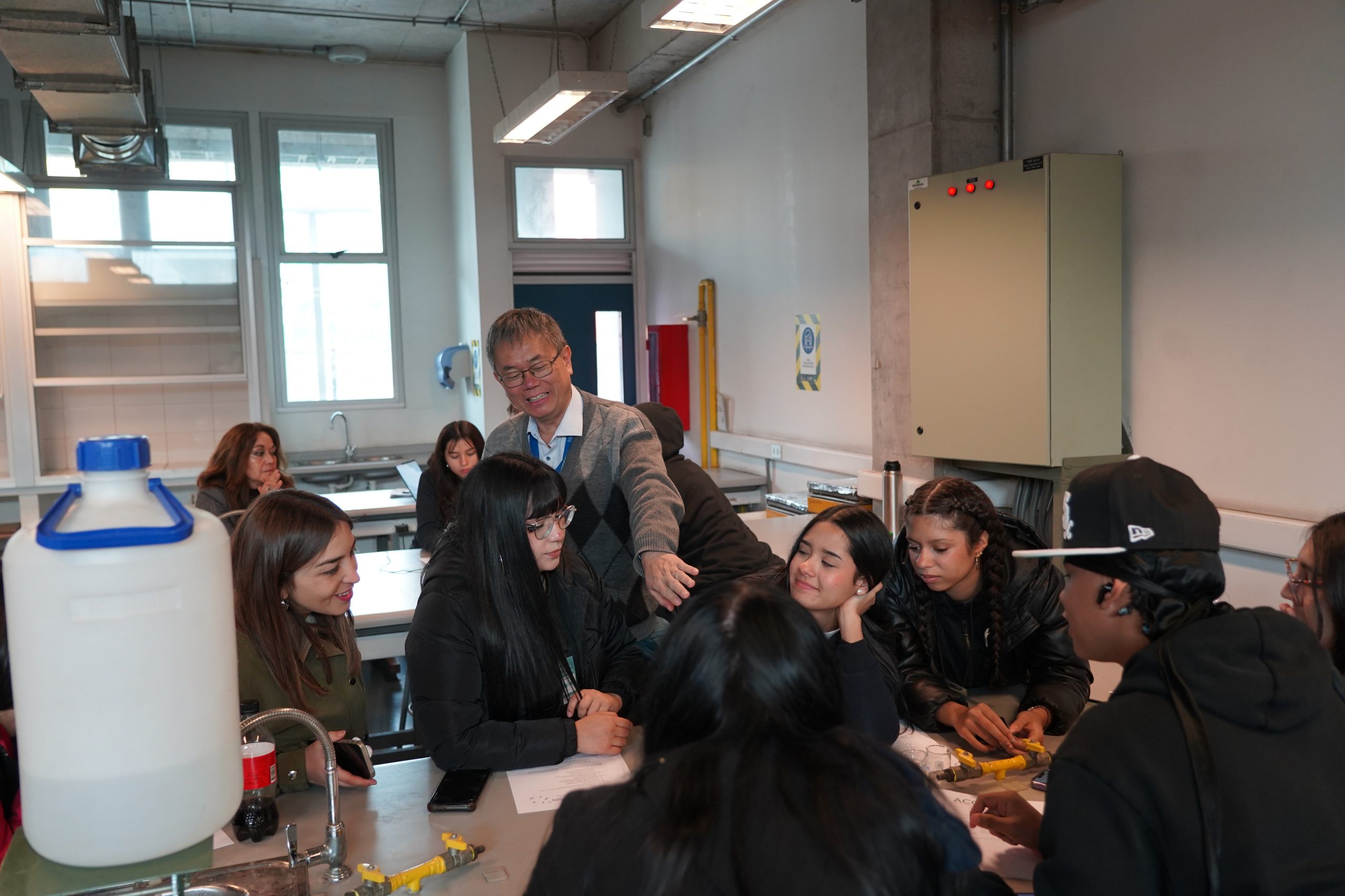 Docentes del Campamento Explora VA! conocen los laboratorios ACCDiS