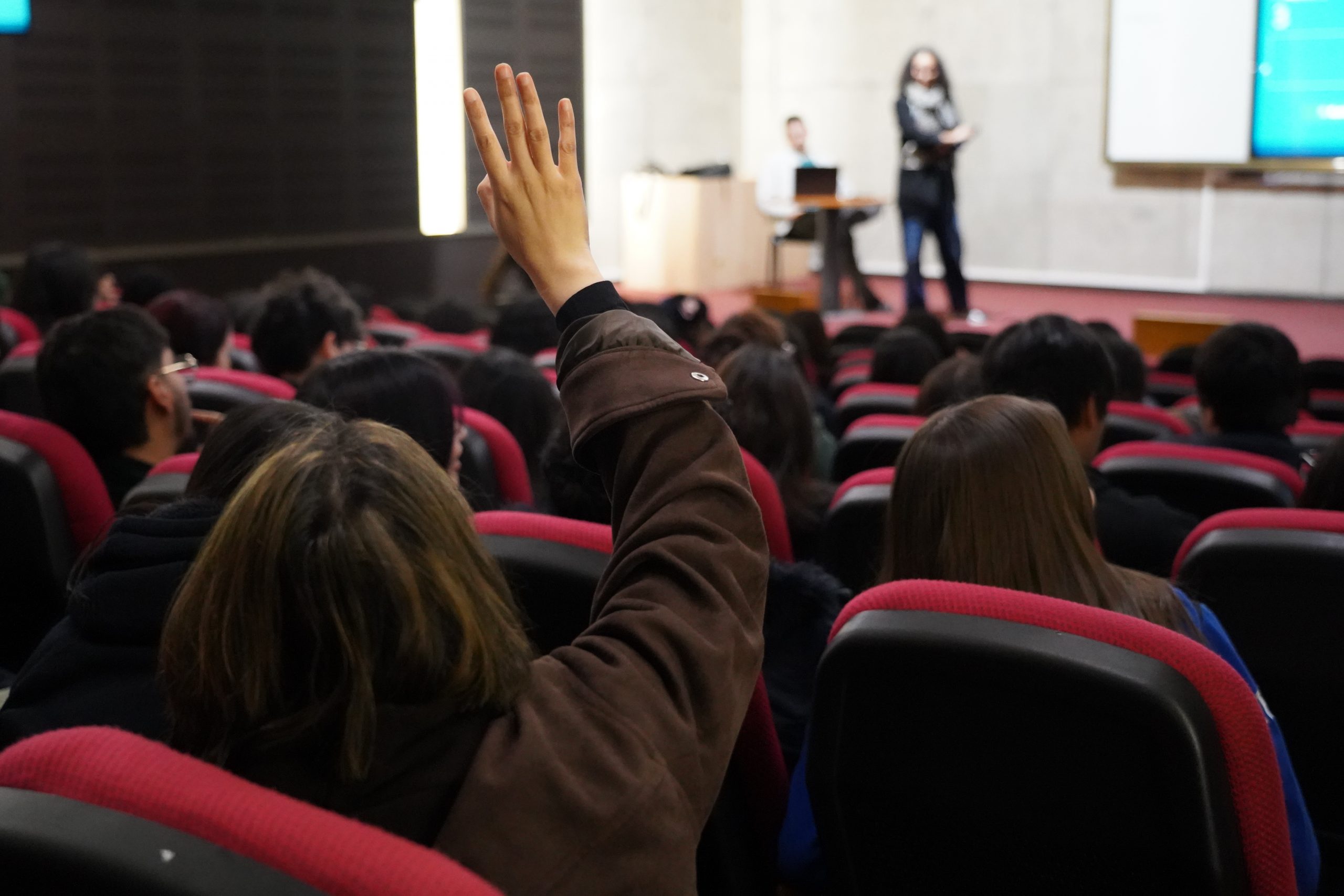 Estudiantes escolares se preparan para publicar sus investigaciones en una revista científica