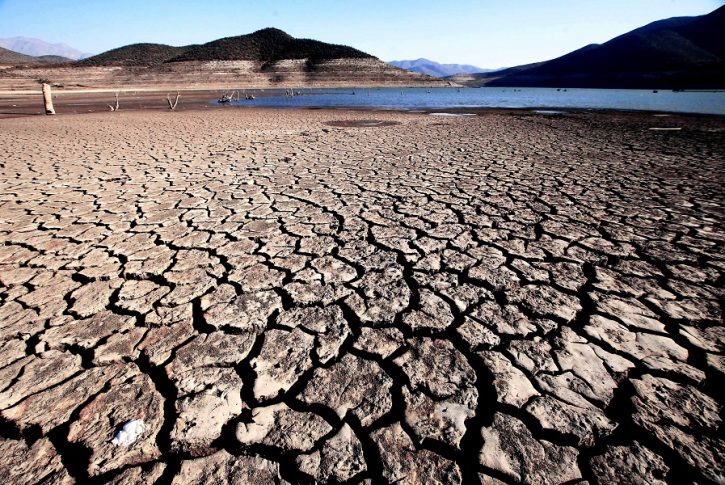 16 de Marzo 2015/OVALLE 
Vista de los efectos que la sequía ha provocado en el embalse La Paloma, ubicado  al sureste de la ciudad de Ovalle, en la comuna de Monte Patria, Provincia de Limarí. Actualmente su capacidad, de 748 millones de metros cúbicos, está llegando a niveles históricos de déficit. 
FOTO: CRISTOBAL ESCOBAR/AGENCIAUNO