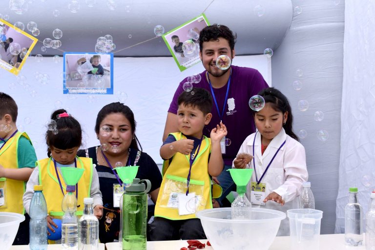 Párvulos dan a conocer experiencias científicas en feria de Explora