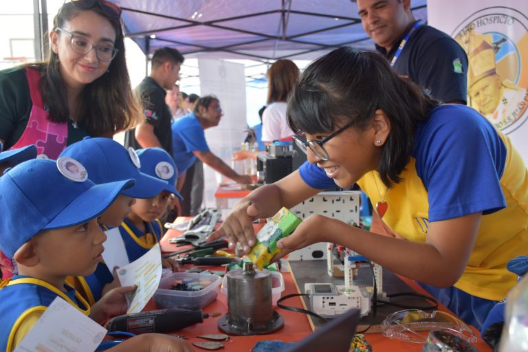 ESTUDIANTES Y PÁRVULOS PARTICIPARON DE LA GRAN FERIA DE CIENCIA Y TECNOLOGÍA EXPLORA