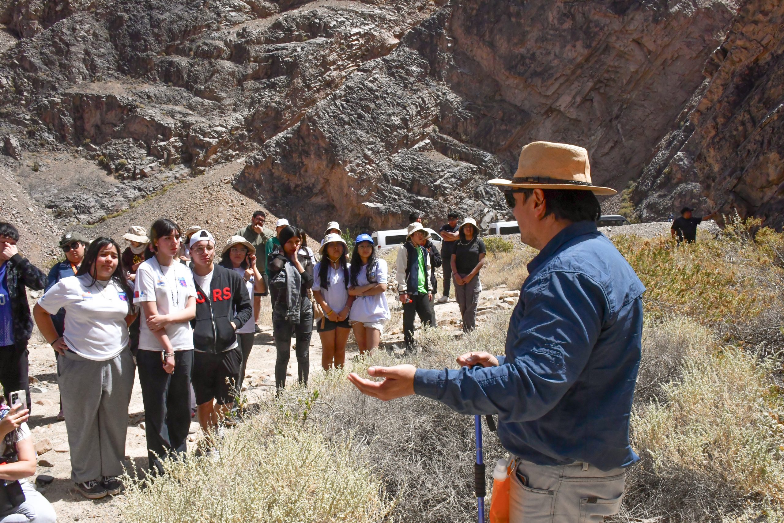 ESTUDIANTES DE ALTO HOSPICIO VALORAN EL PATRIMONIO PALEONTOLÓGICO Y NATURAL DE HUATACONDO
