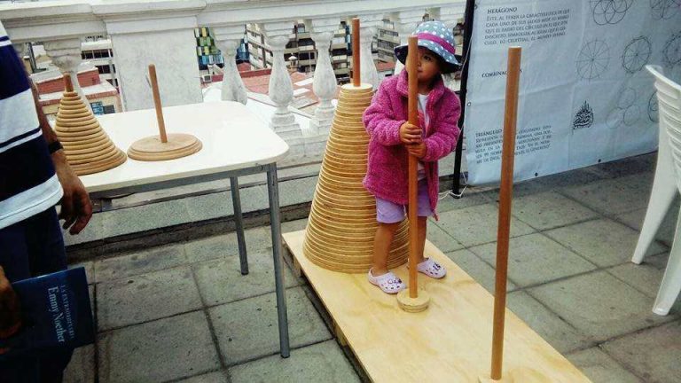 ¡La Geometría se tomó Cerro Alegre en I Festival de Matemáticas!