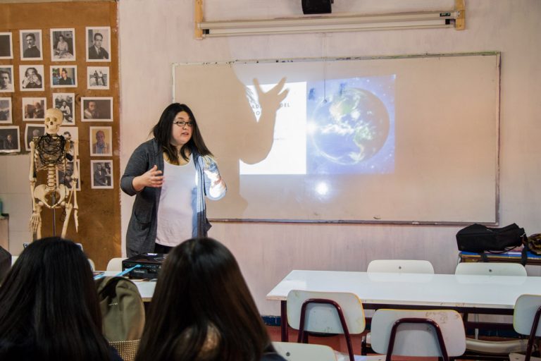 Ingeniera chilena reconocida por el MIT comparte con estudiantes porteños en 1000 Científicos 1000 Aulas