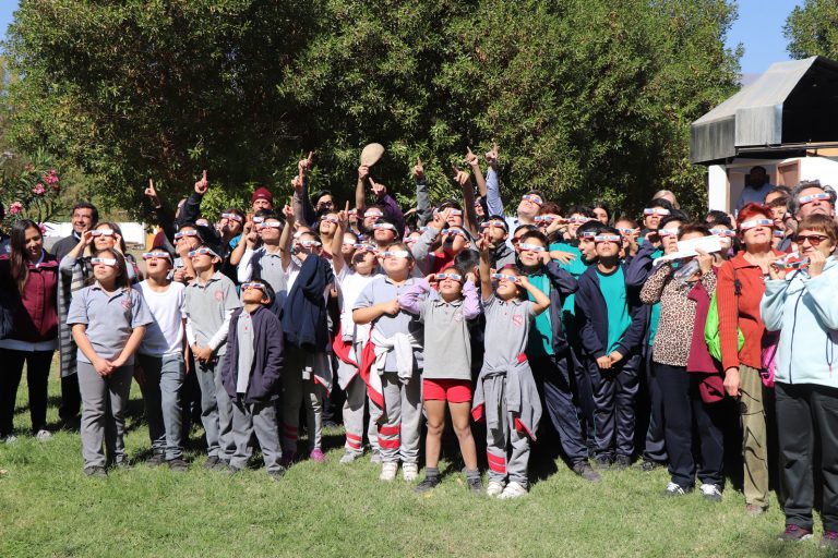 Invitamos a todas las provincias de la región a participar en didácticos talleres para mirar el Eclipse