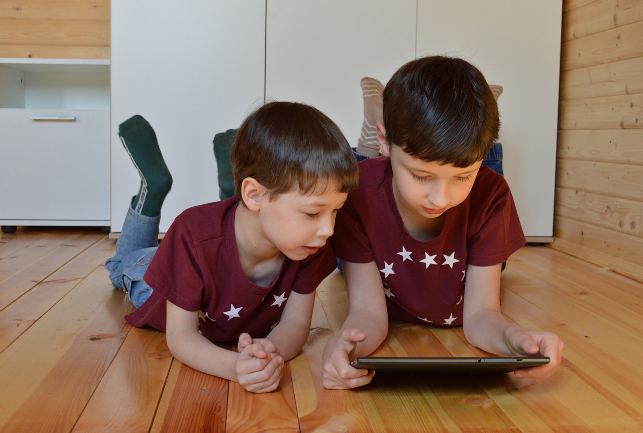Videojuegos, libros digitales y más: una guía de recursos científicos para aprender desde casa