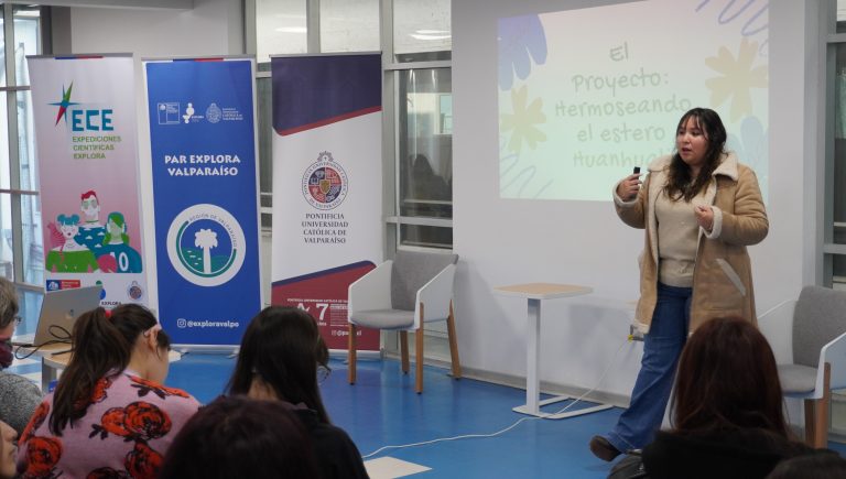 Profesora de lenguaje y alumni de la PUCV, guía a futuros docentes en las Expediciones Científicas Explora
