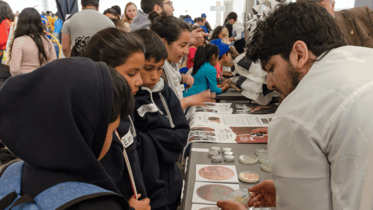 ¡Ya tenemos Comité Asesor de las Academias Explora 2025! Más de 200 profesionales de la región de Valparaíso se unen para asesorar proyectos científicos escolares