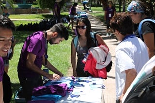 Profesoras acreditandose al inicio del Campamento explora va corporacion
