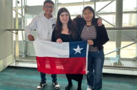 Estudiantes Explora Nobel en el aeropuerto