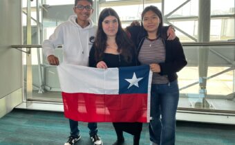 Estudiantes Explora Nobel en el aeropuerto