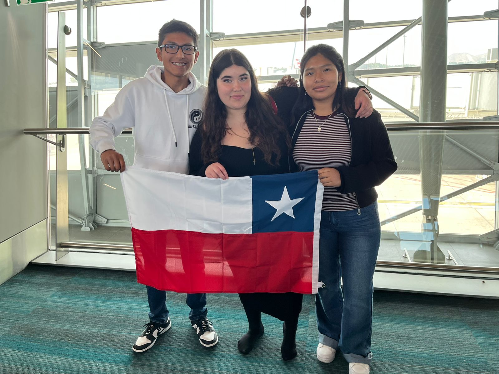 Estudiantes Explora Nobel en el aeropuerto